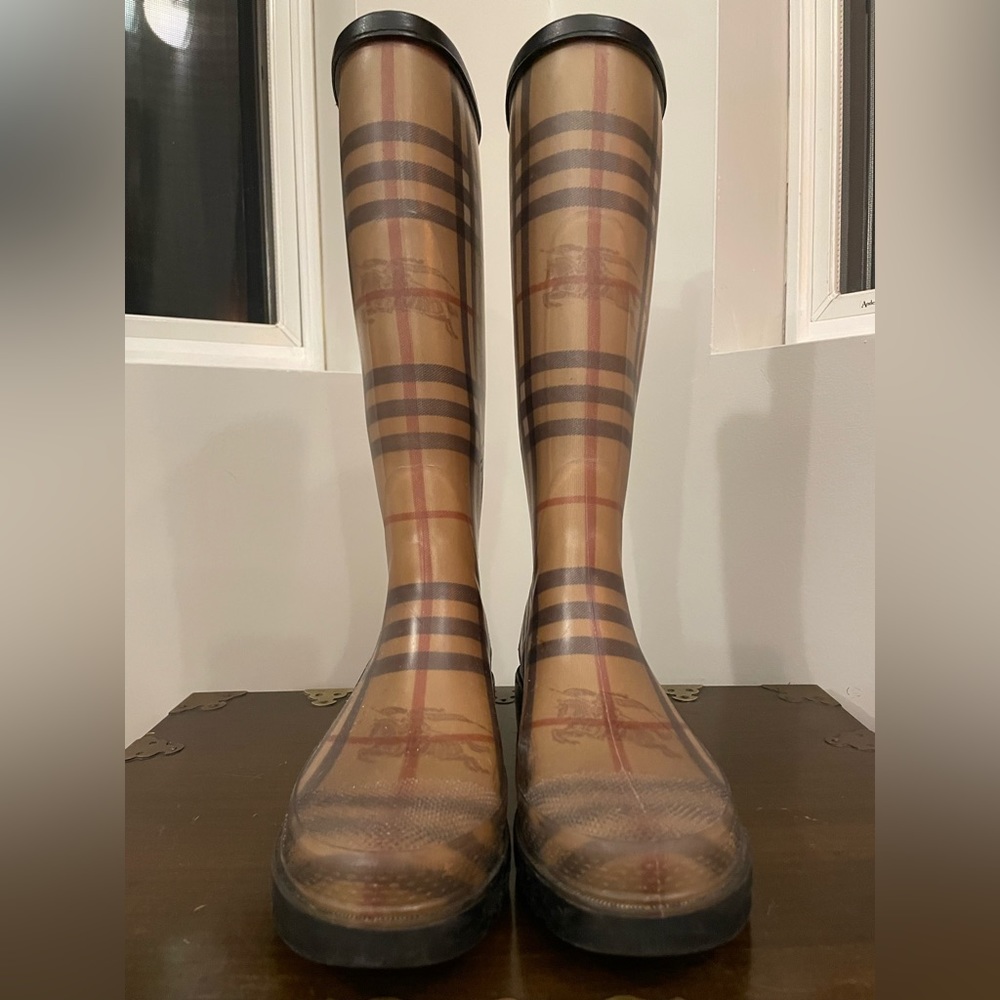 Classic Burberry Rainboots